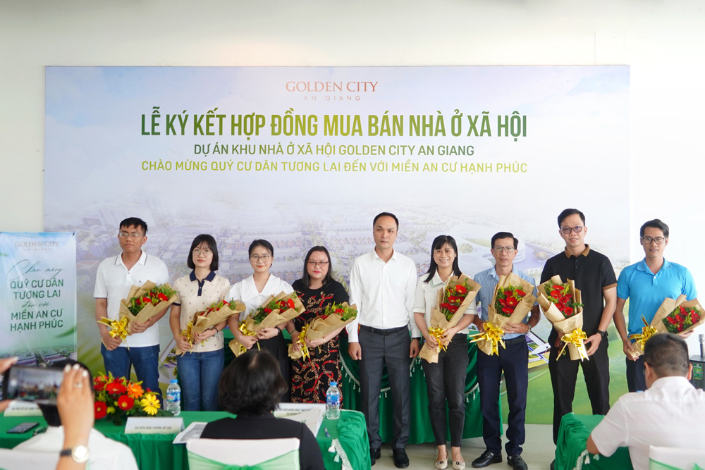 Những khách hàng đầu tiên vui mừng ký kết Hợp đồng Mua bán Nhà ở xã hội dự án Khu nhà ở xã hội Golden City An Giang