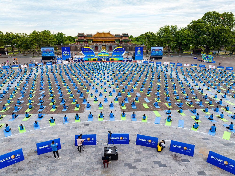 Sân khấu chính được thiết kế theo hình hoa sen nở – một trong những loài hoa đặc trưng ở tỉnh Thừa Thiên Huế, có vai trò đặc biệt cả về tâm linh, văn hóa cho đến ẩm thực. Sân khấu chính được thiết kế theo hình hoa sen nở – một trong những loài hoa đặc trưng ở tỉnh Thừa Thiên Huế, có vai trò đặc biệt cả về tâm linh, văn hóa cho đến ẩm thực.