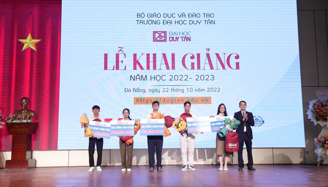 TS. Lê Nguyên Bảo - Hiệu trưởng ĐH Duy Tân trao học bổng cho sinh viên đạt điểm cao trúng tuyển vào trường