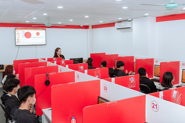 Phòng thi IELTS trên máy tính tại cơ sở 214 Trường Chinh (Hà Nội) của IELTS Fighter