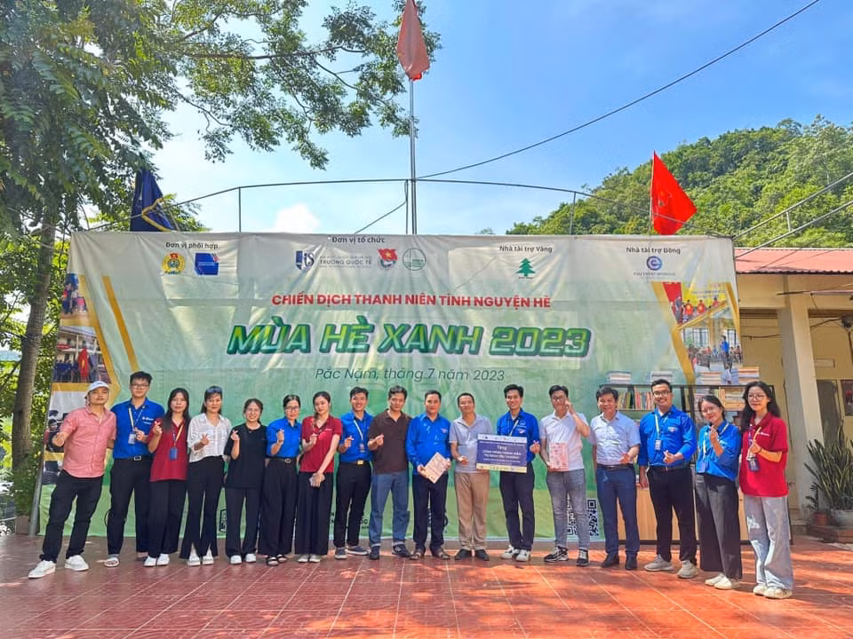 Đại diện đội hình thanh niên tình nguyện của Trường Quốc tế tại huyện Pắc Nặm, tỉnh Bắc Kạn. Ảnh: VNUIS