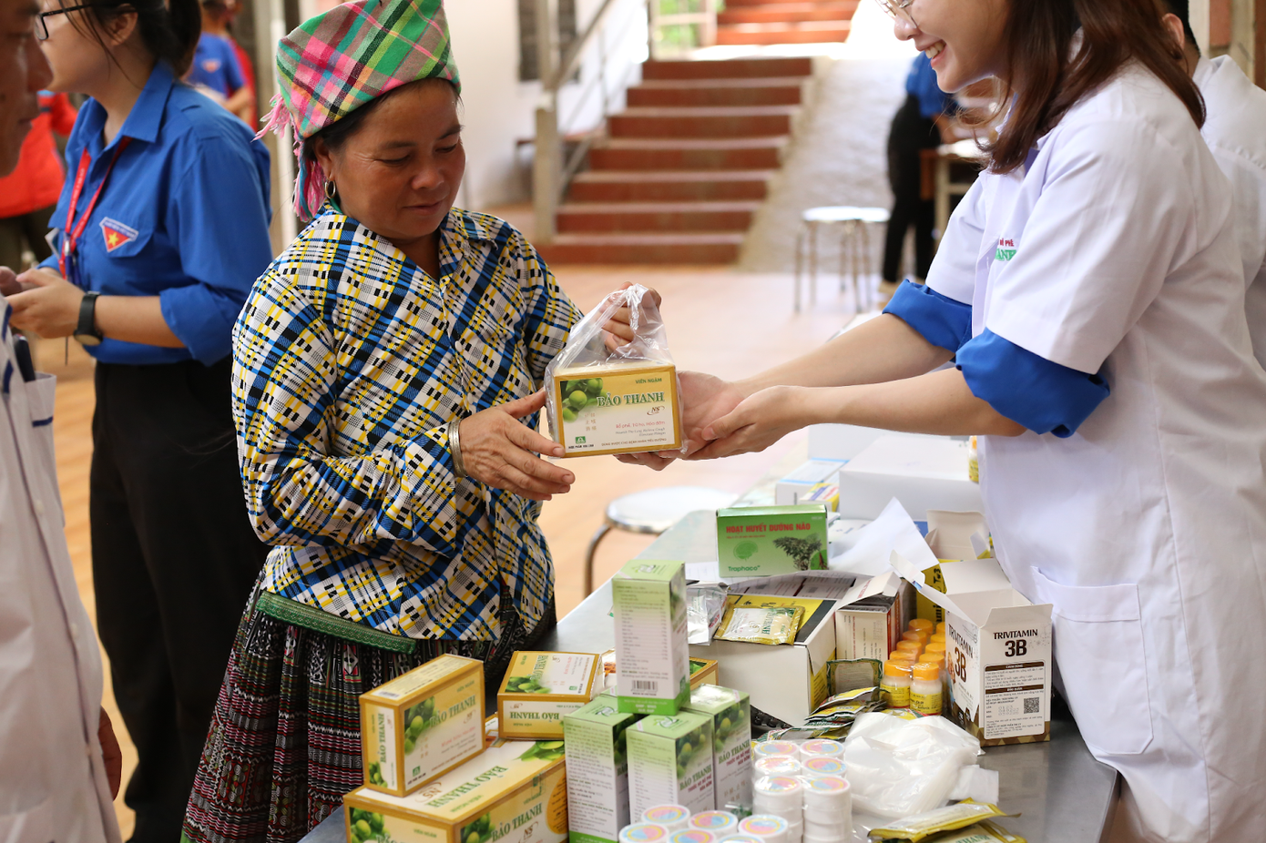 Bà Sùng Thị Cù - xã Pá Hu, huyện Trạm Tấu, tỉnh Yên Bái được y bác sỹ cấp phát thuốc miễn phí Bà Sùng Thị Cù - xã Pá Hu, huyện Trạm Tấu, tỉnh Yên Bái được y bác sỹ cấp phát thuốc miễn phí