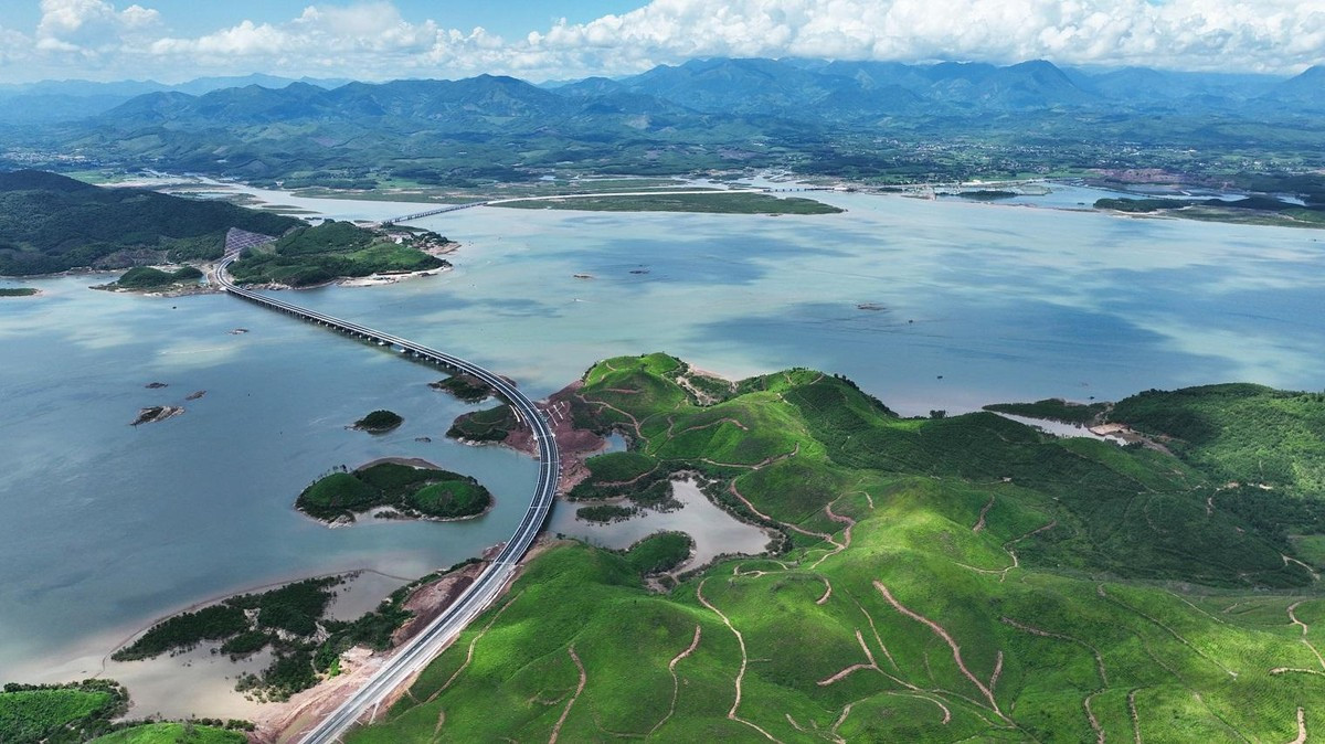 Cao tốc Vân Đồn - Móng Cái rút ngắn thời gian di chuyển Hà Nội - Móng Cái còn hơn 3 giờ đồng hồ, đem lại lực đẩy thép cho sự phát triển kinh tế xã hội của thành phố cửa khẩu. Cao tốc Vân Đồn - Móng Cái rút ngắn thời gian di chuyển Hà Nội - Móng Cái còn hơn 3 giờ đồng hồ, đem lại lực đẩy thép cho sự phát triển kinh tế xã hội của thành phố cửa khẩu.