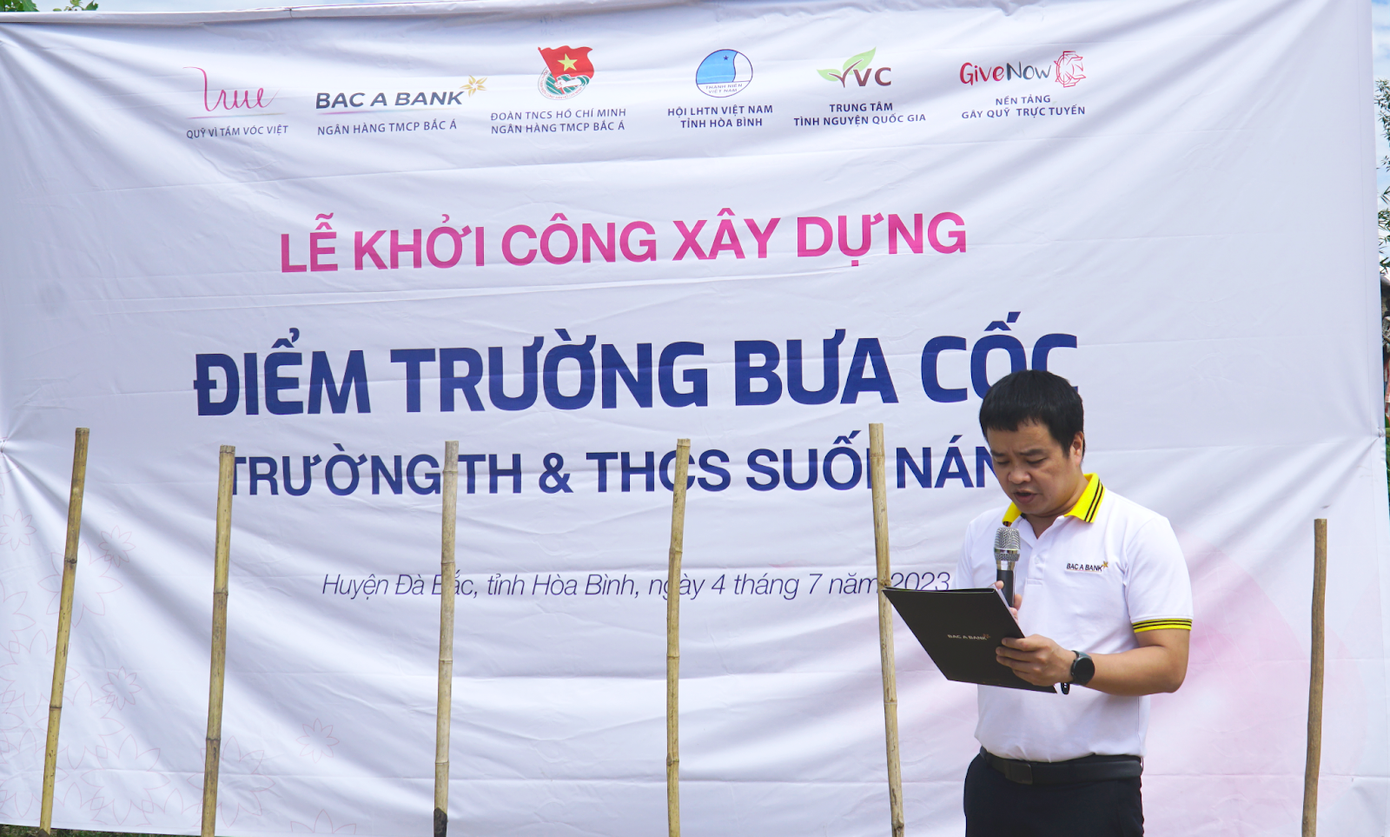 Ông Đoàn Văn Tuấn, Giám đốc Ban kế hoạch và thông tin quản trị kiêm Bí thư Đoàn Thanh niên BAC A BANK, phát biểu tại lễ khởi công.