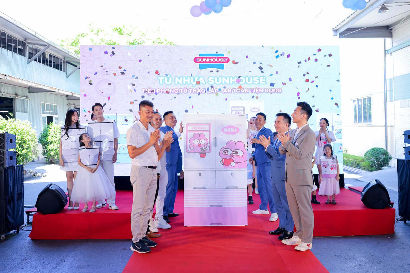Đại diện Sunhouse trong lễ ra mắt dòng sản phẩm tủ nhựa cho gia đình. Đại diện Sunhouse trong lễ ra mắt dòng sản phẩm tủ nhựa cho gia đình.