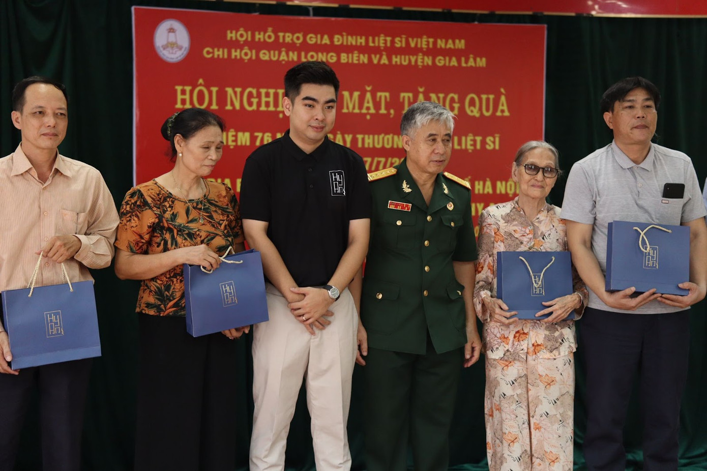 Ông Ngô Dương Anh - CEO Hy An Việt Nam trao quà cho các thân nhân Liệt sĩ