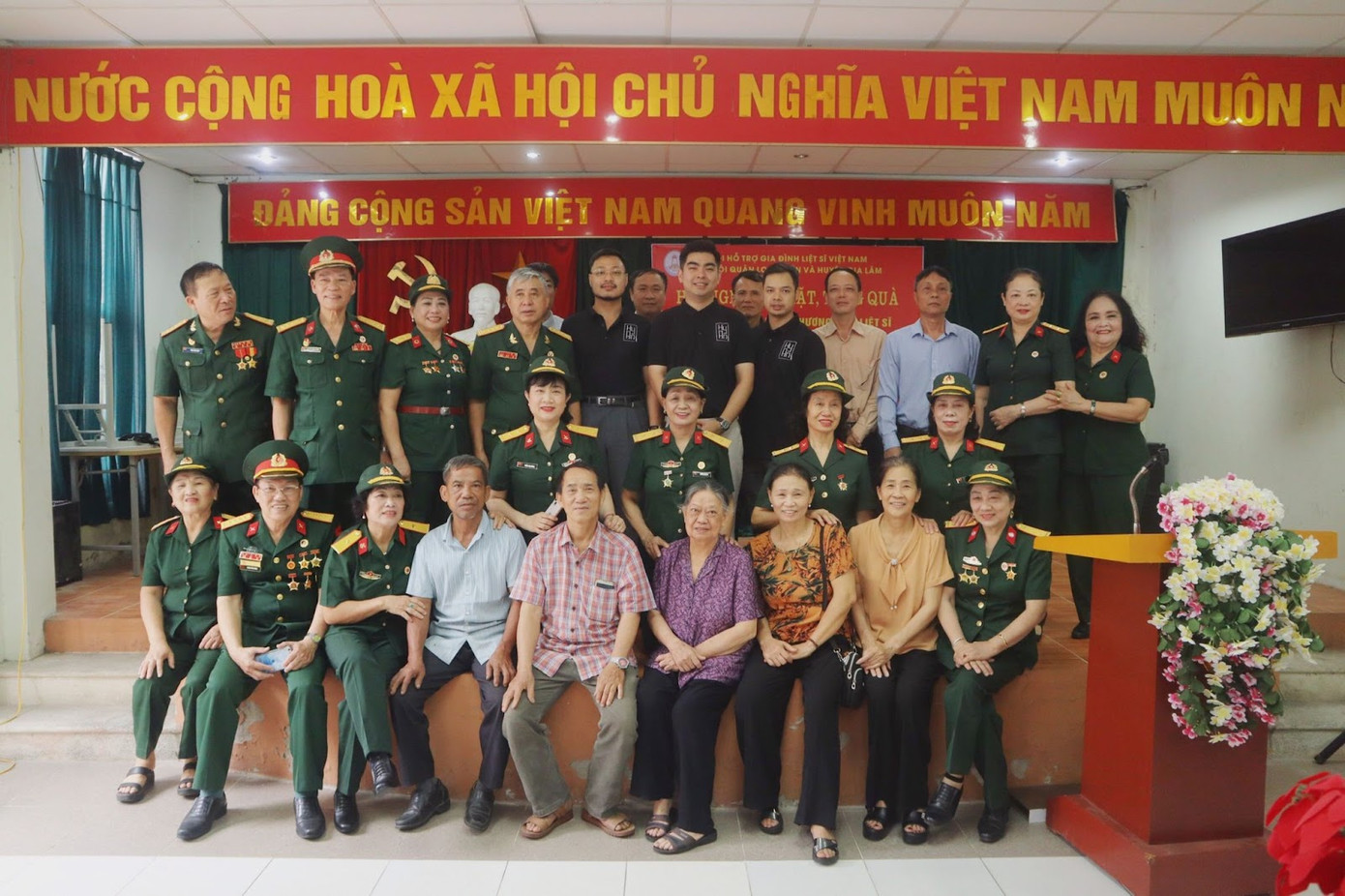 Hy An Việt Nam cùng thân nhân Liệt sĩ và các cán bộ tại hội nghị