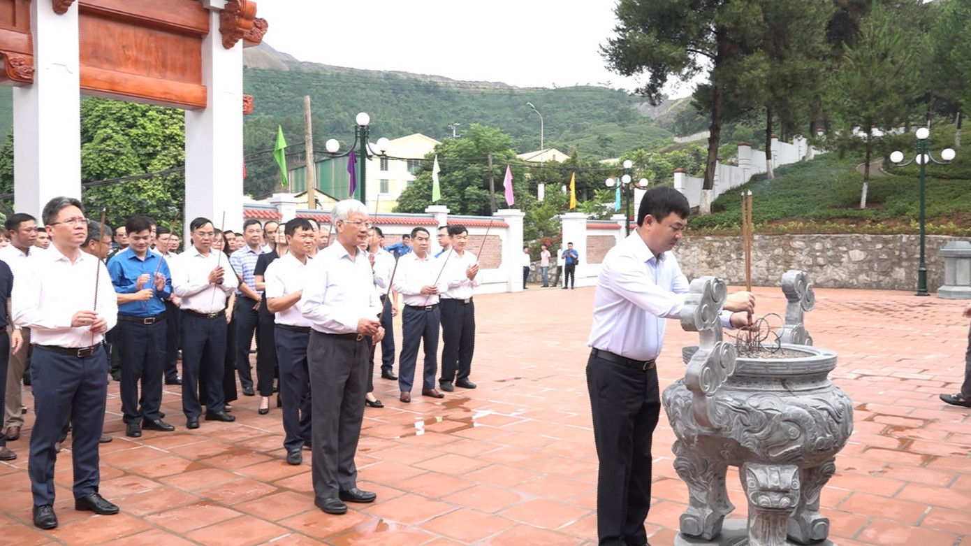 Đoàn công tác dâng hương, tưởng nhớ 50 Liệt sỹ - Nhà địa chất hi sinh trong công cuộc tìm kiếm quặng và bảo vệ vùng mỏ đồng biên giới Sin Quyền.