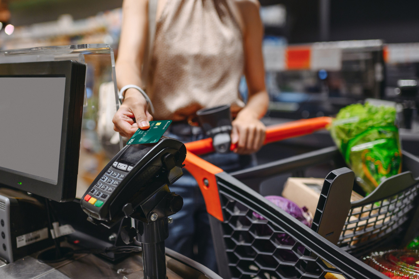 Theo nhiều khảo sát uy tín, việc giữ tiền và thanh toán qua thẻ ngân hàng giúp nhiều người dễ dàng kiểm soát các khoản chi tiêu hơn lso với sử dụng tiền mặt.