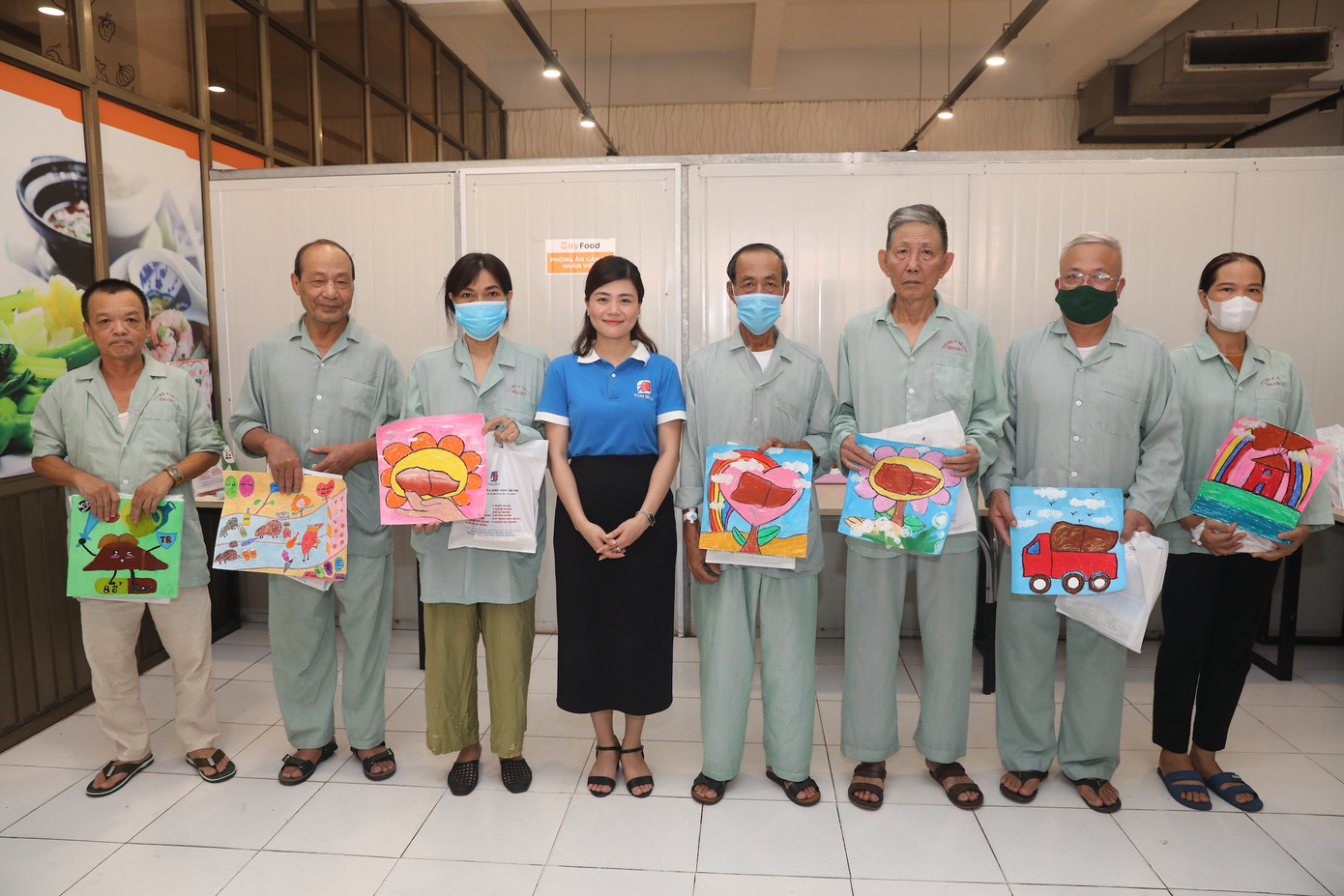 Nhãn hàng Bổ gan Tâm Bình kết hợp với Khoa Gan mật (Bệnh viện E) trao quà cho bệnh nhân đang điều trị tại đây.