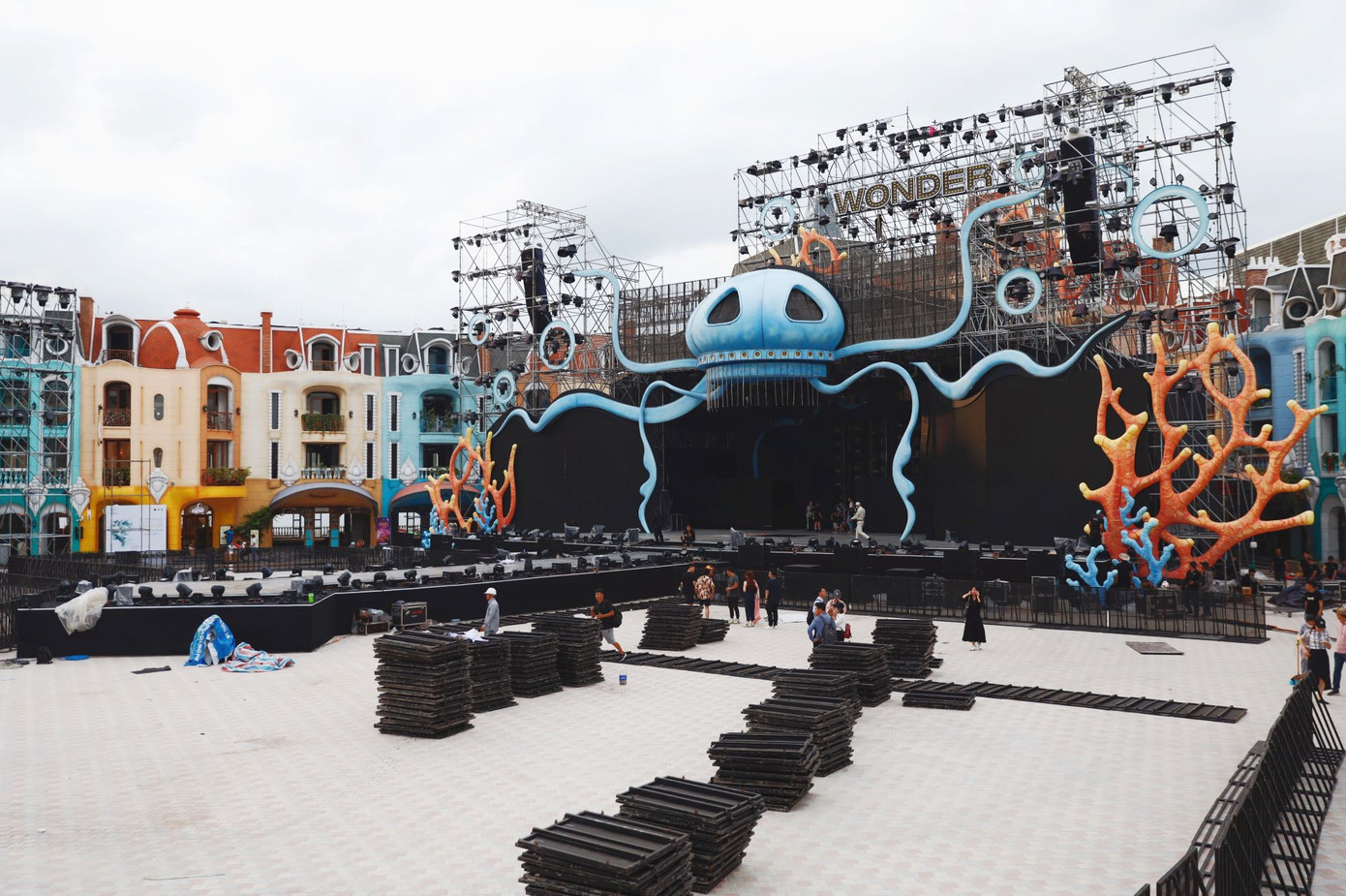 Sân khấu 8wonder đang hoàn thiện những khâu cuối cùng để mang không gian âm nhạc tầm cỡ thế giới đến người dân và du khách tại Nha Trang.