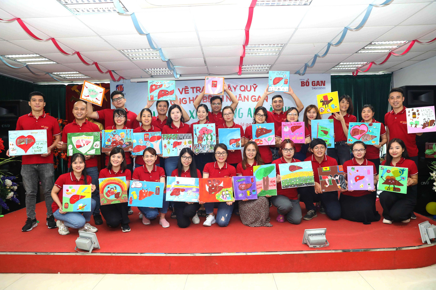 CBCNV Dược phẩm Tâm Bình vẽ tranh gây quỹ hưởng ứng Ngày viêm gan Thế giới.