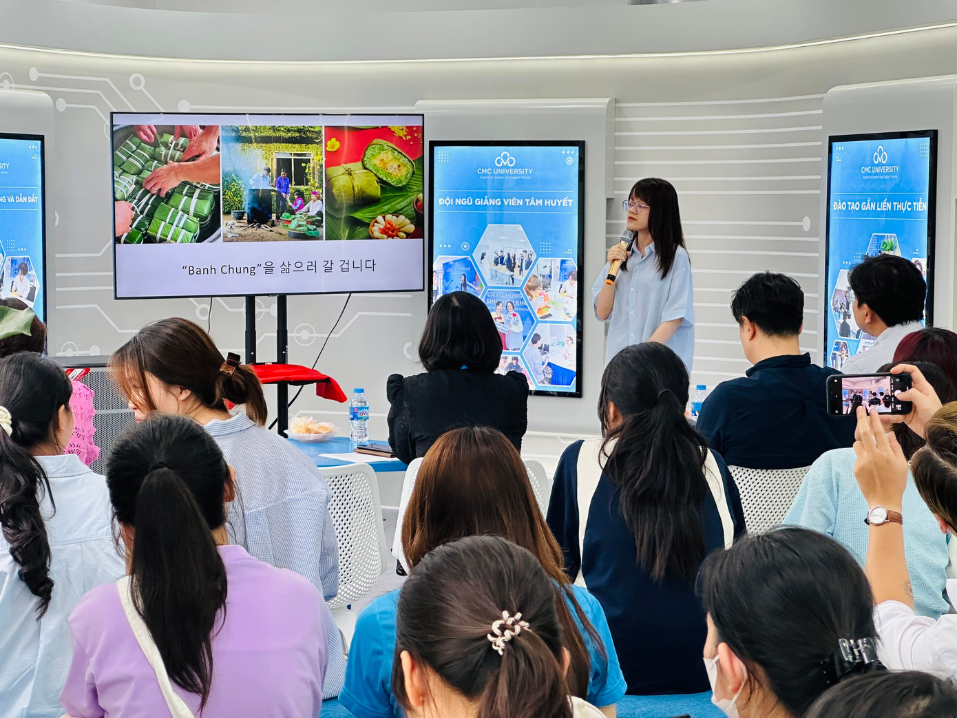 Sinh viên năm nhất ngành Ngôn ngữ Hàn Quốc tự tin thuyết trình bằng tiếng Hàn trong một sự kiện do Khoa Ngôn ngữ &amp; Văn hóa, Trường Đại học CMC tổ chức