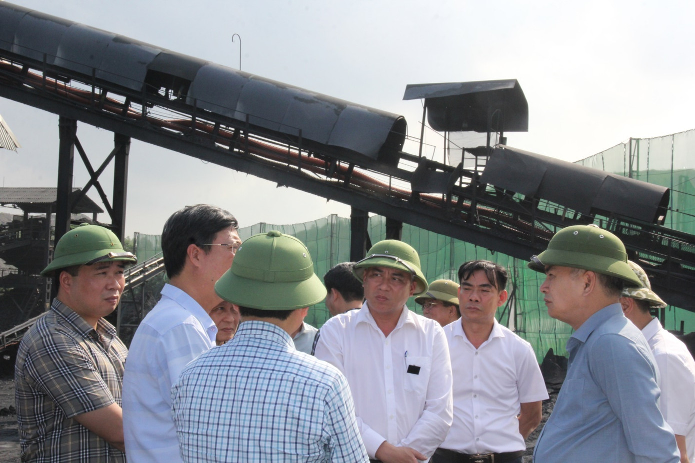 Phó Tổng Giám đốc TKV Vũ Anh Tuấn kiểm tra khu vực sàng tuyển, chế biến, kho than của Công ty Than Uông Bí.