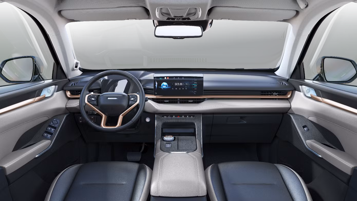 Nội thất Haval H6 ghi điểm với thiết kế tinh giản, hạn chế sự xuất hiện của các phím bấm cơ học truyền thống. Vô lăng 3 chấu bọc da, tích hợp nhiều phím chức năng. Viền bao quanh các chấu được làm bằng kim loại sáng bóng. Bộ ba màn hình được bố trí khoa học và tiện lợi.