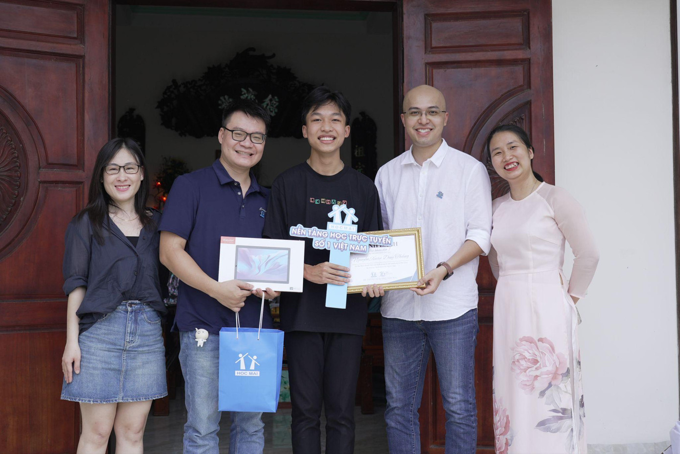 Đại diện HOCMAI tặng quà chúc mừng Nguyễn Xuân Duy Thắng - thủ khoa kỳ thi đánh giá tư duy đợt 1 ĐH Bách Khoa Hà Nội