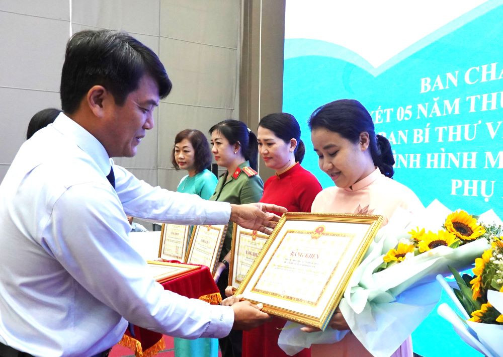 Trưởng ban Dân vận Tỉnh ủy Bình Dương trao bằng khen tập thể xuất sắc Trưởng ban Dân vận Tỉnh ủy Bình Dương trao bằng khen tập thể xuất sắc