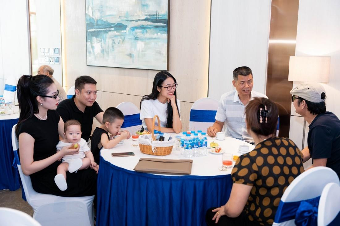 Buổi lễ diễn ra bàn giao nhà diễn ra trong bầu không khí ấm cúng.