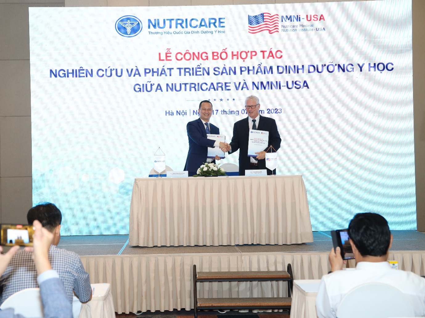 Công ty Cổ phần Dinh dưỡng Nutricare và Viện Dinh dưỡng Y học Nutricare Hoa Kỳ (NMNI-USA) ký kết hợp tác.