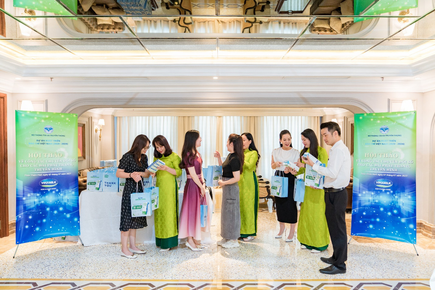 Hội thảo còn là cơ hội để các phóng viên, biên tập viên phát thanh – truyền hình giao lưu, chia sẻ kinh nghiệm.