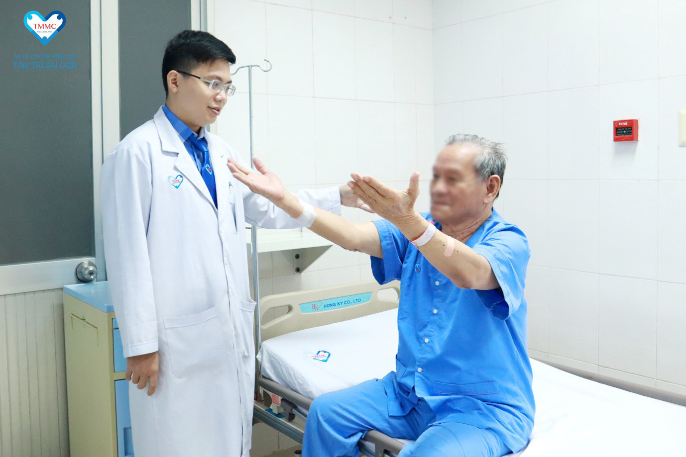 Bác sĩ Khúc Thừa Minh kiểm tra tình hình bệnh nhân trước khi cho xuất viện.