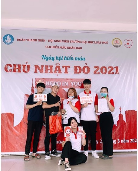 Cẩm Vân và các thành viên của CLB trong một hoạt động hiến máu thường xuyên Cẩm Vân và các thành viên của CLB trong một hoạt động hiến máu thường xuyên