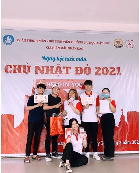 Cẩm Vân và các thành viên của CLB trong một hoạt động hiến máu thường xuyên