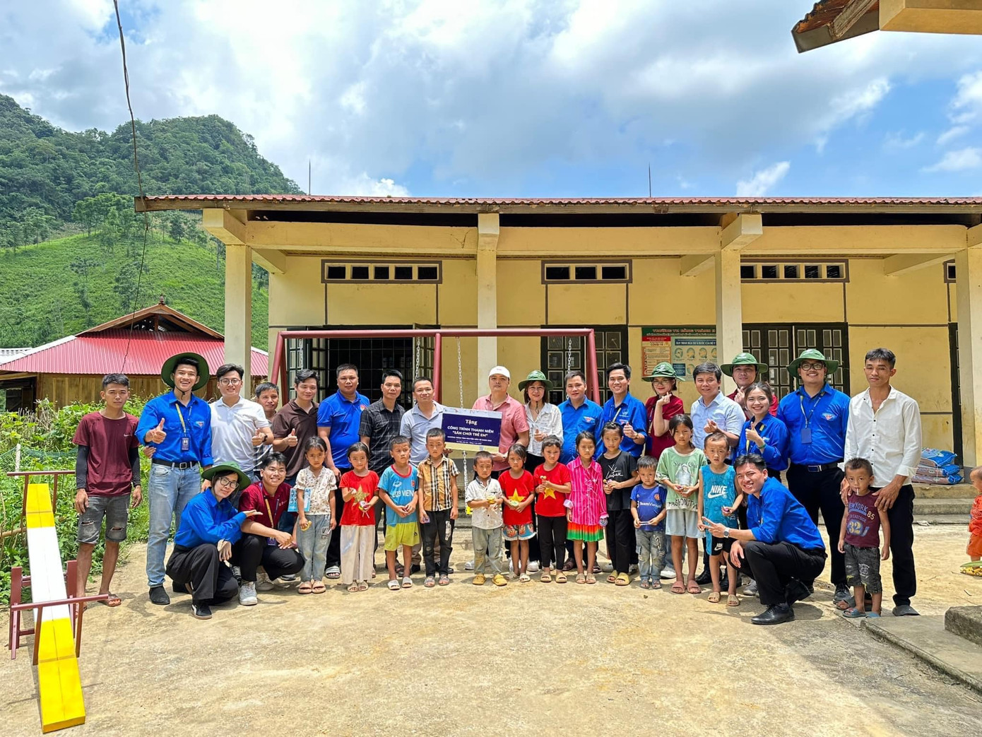 Đoàn Trường Quốc tế bàn giao công trình “Sân chơi trẻ em” đại diện xã Minh Tâm, huyện Nguyên Bình, tỉnh Cao Bằng. Ảnh: VNUIS Đoàn Trường Quốc tế bàn giao công trình “Sân chơi trẻ em” đại diện xã Minh Tâm, huyện Nguyên Bình, tỉnh Cao Bằng. Ảnh: VNUIS