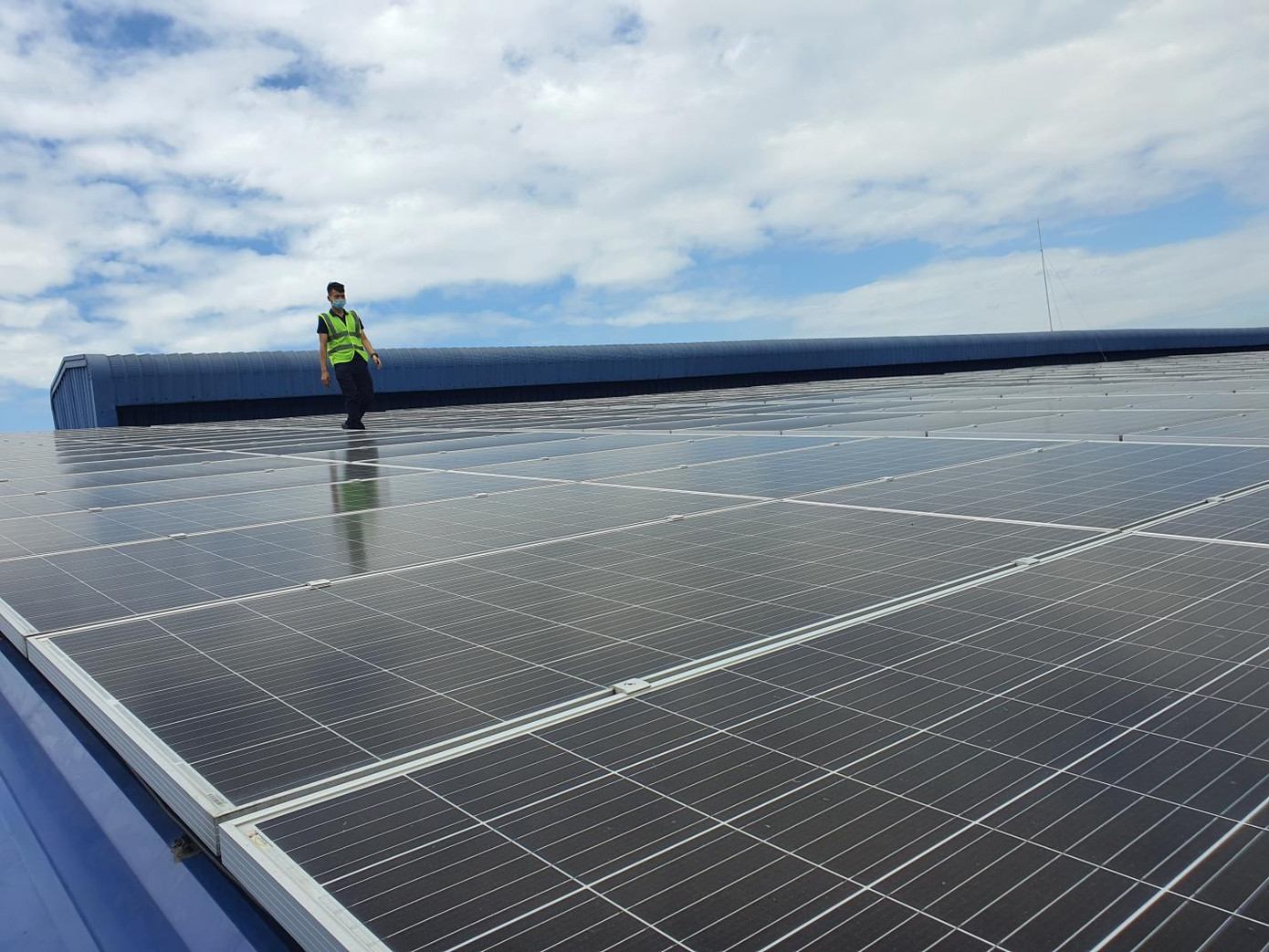 Đầu tư và sử dụng điện mặt trời mái nhà tại TPHCM giúp tiết kiệm điện trên hệ thống lưới điện quốc gia. Đầu tư và sử dụng điện mặt trời mái nhà tại TPHCM giúp tiết kiệm điện trên hệ thống lưới điện quốc gia.