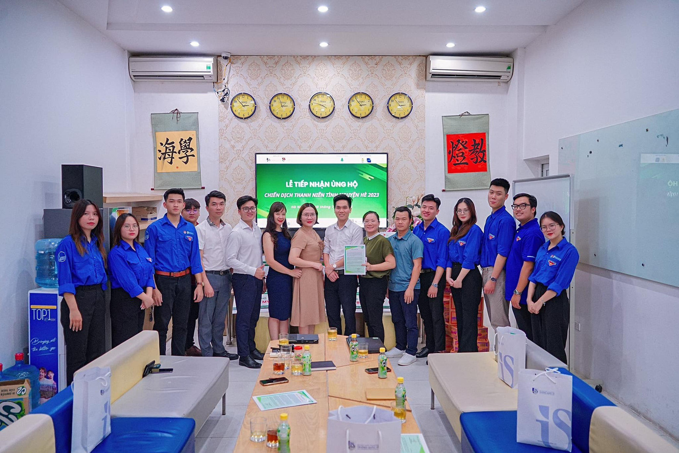 Lễ tiếp nhận ủng hộ chiến dịch tình nguyện hè của Đoàn thanh niên Trường Quốc tế tháng 7.2023. Ảnh: VNUIS Lễ tiếp nhận ủng hộ chiến dịch tình nguyện hè của Đoàn thanh niên Trường Quốc tế tháng 7.2023. Ảnh: VNUIS