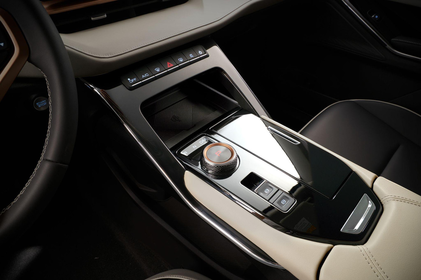 Cần số điện tử núm xoay được thiết kế tinh xảo kết hợp hoàn hảo với hộc đựng đồ và bệ tỳ tay phía trước giúp nội thất trông sang trọng hơn và tối ưu hóa về mặt không gian