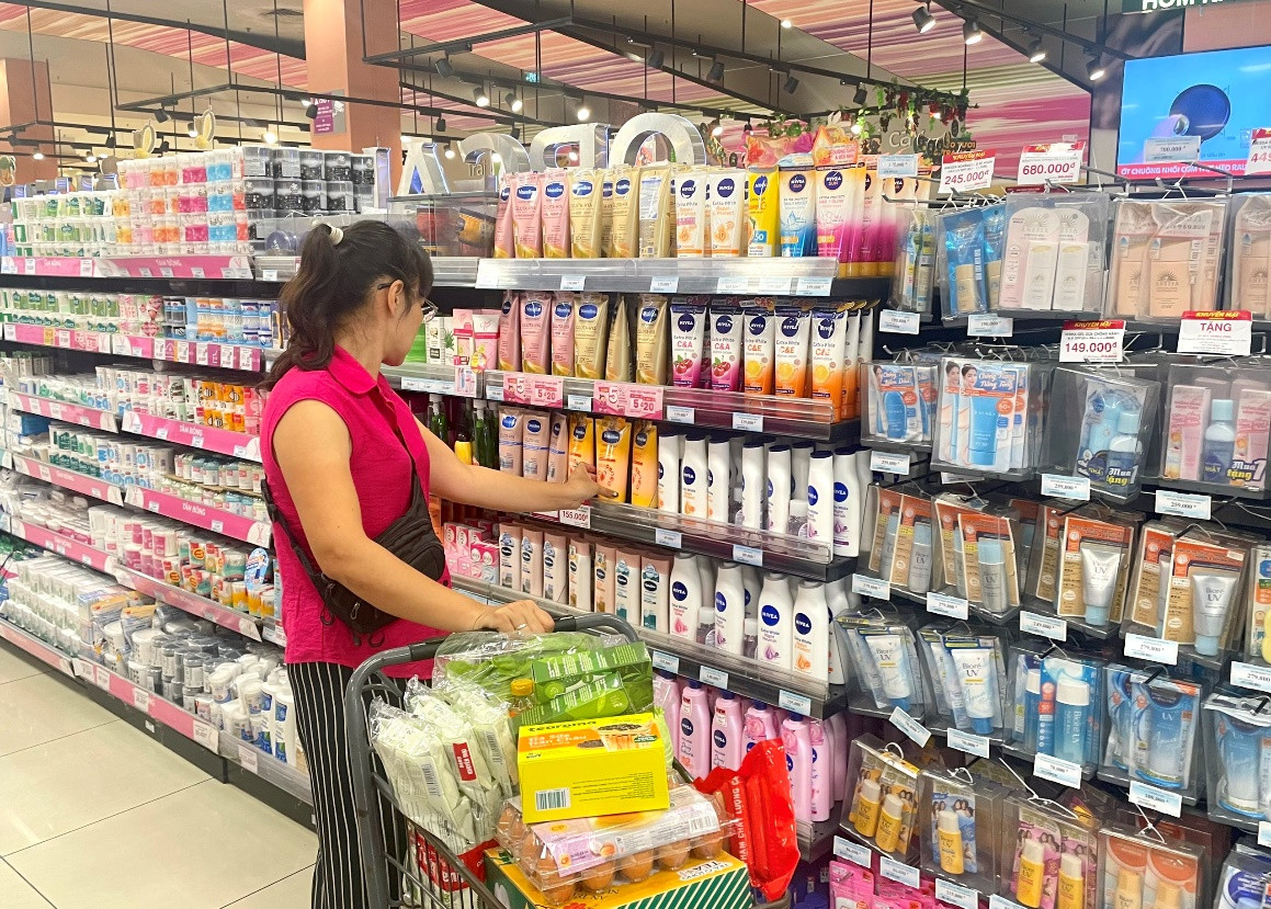 Nhiều sản phẩm hóa mỹ phẩm cũng được khách hàng quan tâm lựa chọn trong mùa hè Nhiều sản phẩm hóa mỹ phẩm cũng được khách hàng quan tâm lựa chọn trong mùa hè