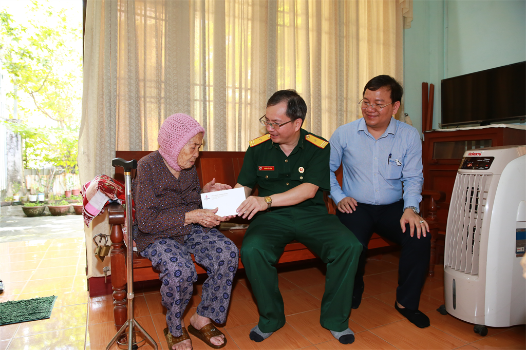 Phó Bí thư thường trực Đảng ủy, Thành viên HĐQT, Chủ tịch Hội Cựu chiến binh BSR Khương Lê Thành thăm hỏi, tặng quà cho Mẹ Việt Nam Anh hùng Nguyễn Thị Thư - sinh năm 1925 ở phường Trần Phú.