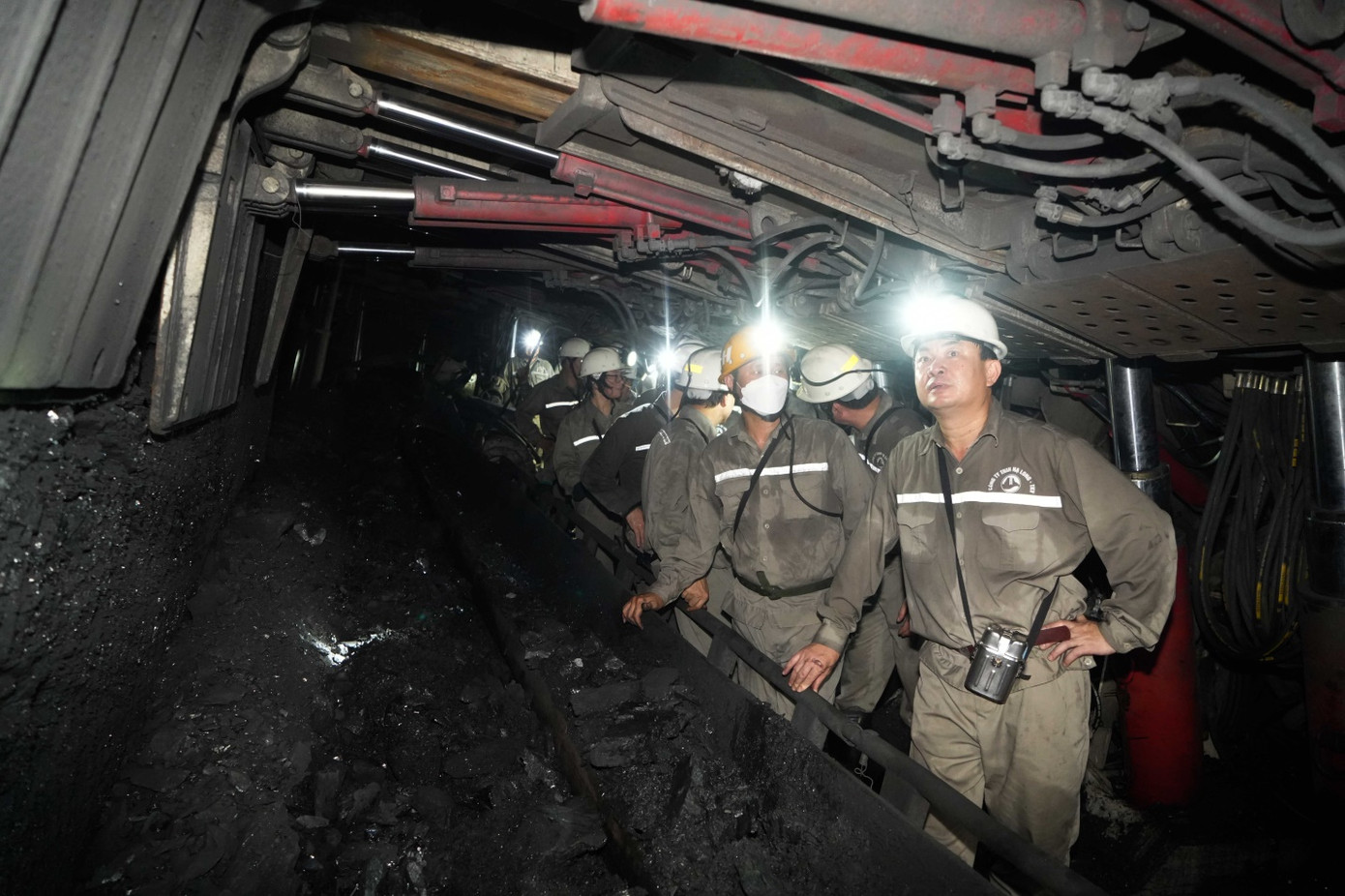 Đồng chí Ngô Hoàng Ngân - Bí thư Đảng uỷ, Chủ tịch HĐTV TKV và Đoàn công tác kiểm tra sản xuất hầm lò tại mức -334/-336 Lò chợ CGH đồng bộ hạng nhẹ I-10-10 Vỉa 10 - Khu vực Khe Chàm