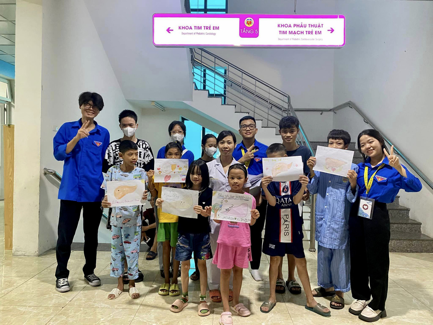 CLB Tình nguyện tổ chức các em nhỏ Khoa Tim mạch (Bệnh viện E) vẽ tranh hưởng ứng chương trình.