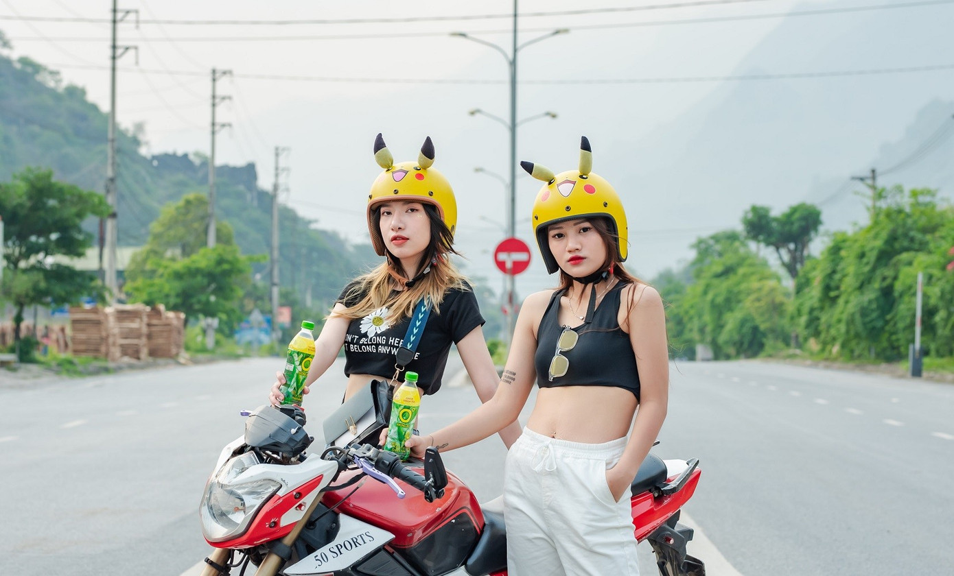 Nhiều bạn trẻ khác chọn đi phượt cùng bạn bè với những chai Trà Xanh Không Độ để giải tỏa căng thẳng sau kỳ thi. Nhiều bạn trẻ khác chọn đi phượt cùng bạn bè với những chai Trà Xanh Không Độ để giải tỏa căng thẳng sau kỳ thi.