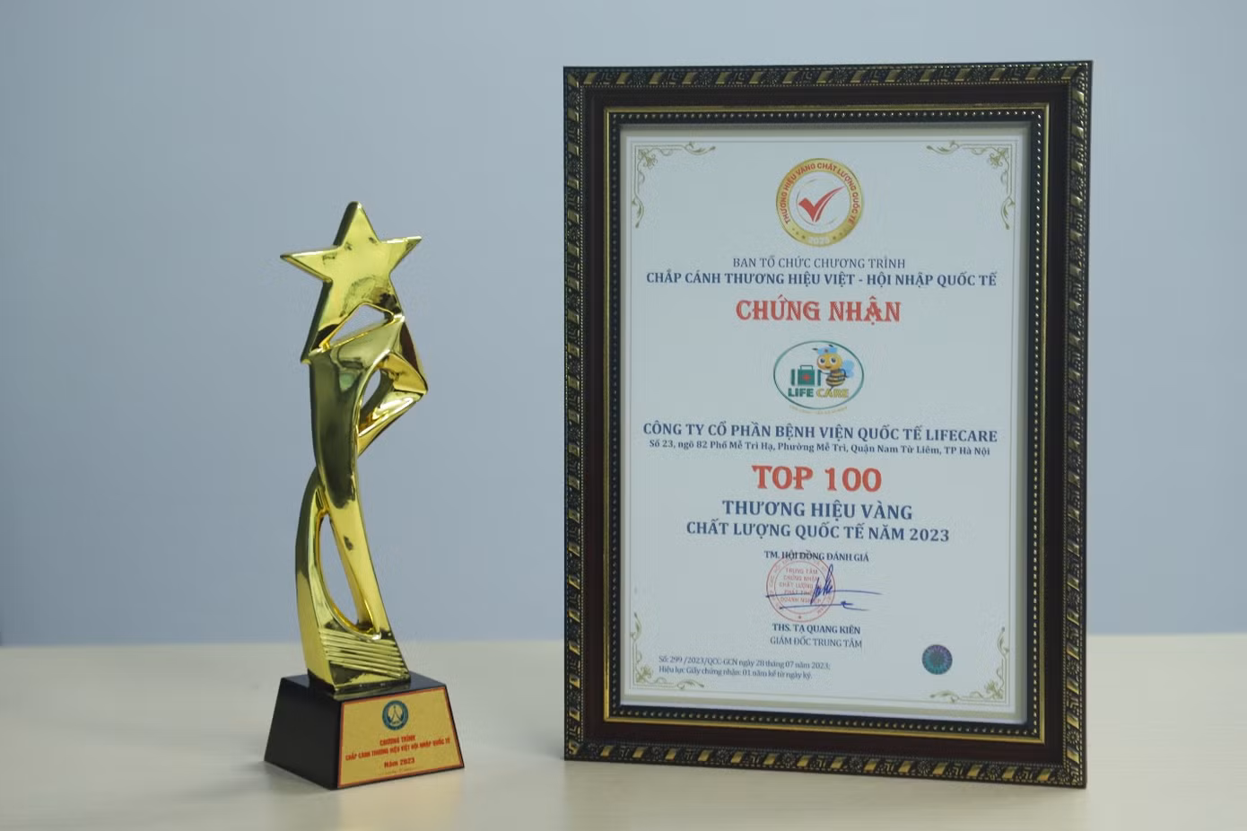 Công ty Cổ phần Bệnh viện Quốc tế Lifecare vinh dự nhận cúp và giải thưởng “Thương hiệu Vàng chất lượng Quốc tế” 2023. Ảnh: Khánh Hoà – Thuonggia24h.vn