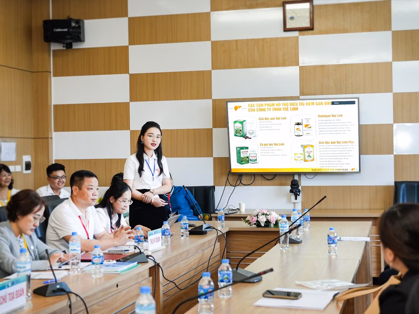 Đại diện nhãn hàng Giải độc gan Tuệ Linh Plus báo cáo tại buổi hội thảo