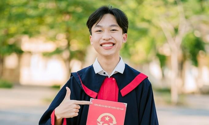 Nguyễn Xuân Duy Thắng chụp hình kỷ yếu cuối cấp