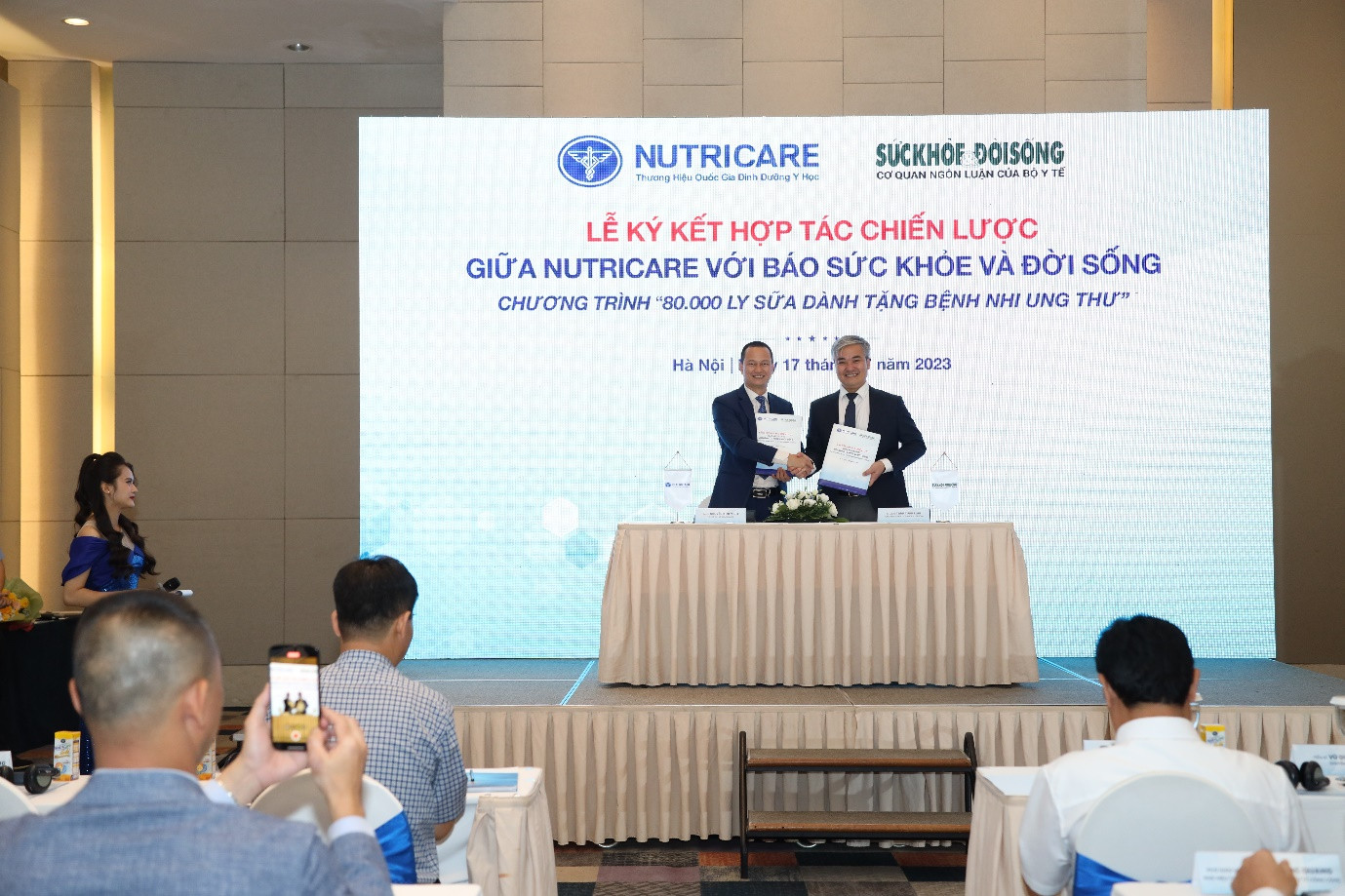 Công ty Cổ phần Dinh dưỡng Nutricare đã đồng hành cùng Báo Sức khỏe và Đời sống trong chương trình hợp tác “80,000 ly sữa dành tặng bệnh nhi ung thư”.
