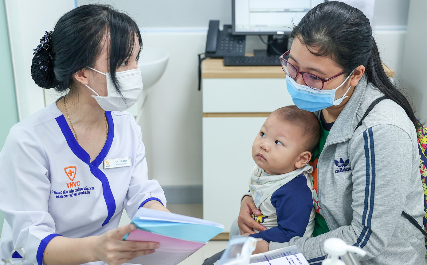 Tiêm vắc xin đầy đủ giúp trẻ có miễn dịch bảo vệ khỏi các bệnh truyền nhiễm nguy hiểm. Ảnh: Mộc Thảo