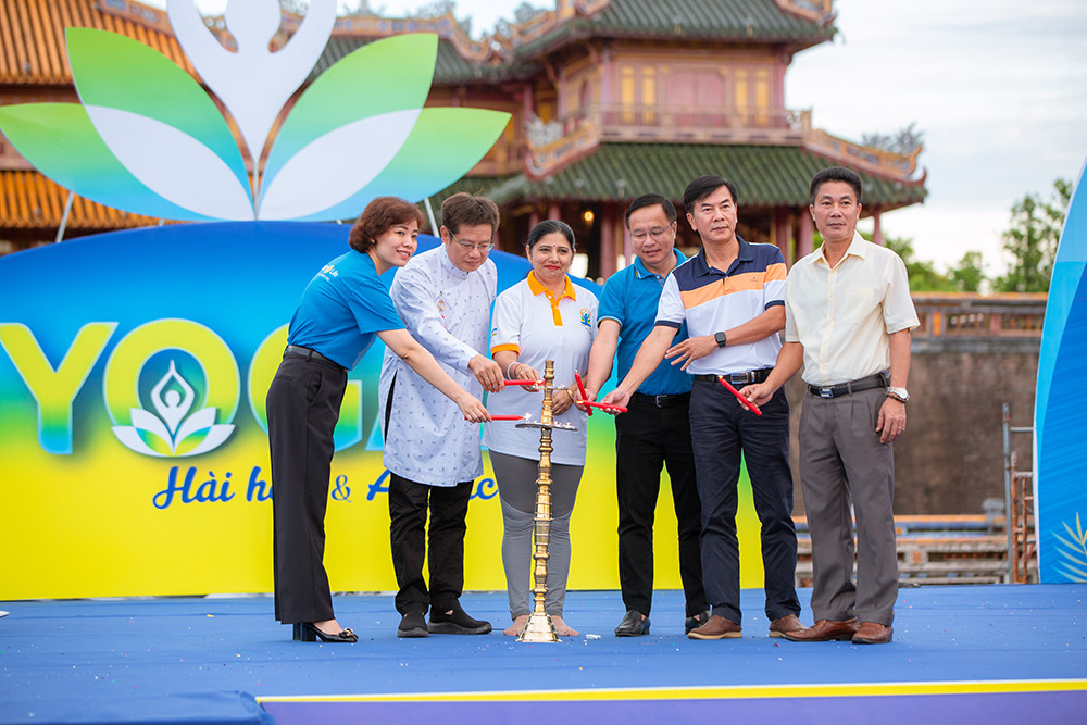 Các đại biểu đến tham dự thực hiện nghi thức thắp nến và niệm Mantra - nghi thức truyền thống của Yoga, với ý nghĩa mang lại sự an lạc cho thân tâm, sự may mắn trong cuộc sống. Các đại biểu đến tham dự thực hiện nghi thức thắp nến và niệm Mantra - nghi thức truyền thống của Yoga, với ý nghĩa mang lại sự an lạc cho thân tâm, sự may mắn trong cuộc sống.