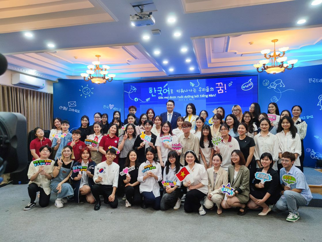 Sinh viên trường Đại học CMC trong buổi gặp gỡ, giao lưu cùng Tổng thống Hàn Quốc và phu nhân