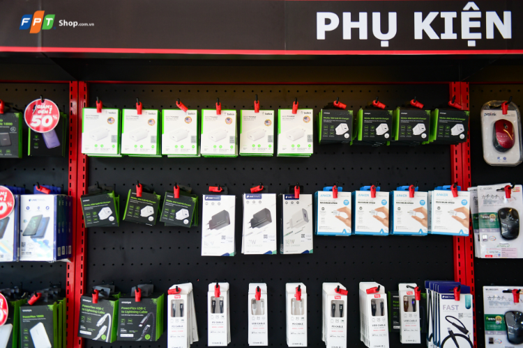 Ngoài ra, nhiều sản phẩm phụ kiện đang được FPT Shop bán với mức giá ưu đãi