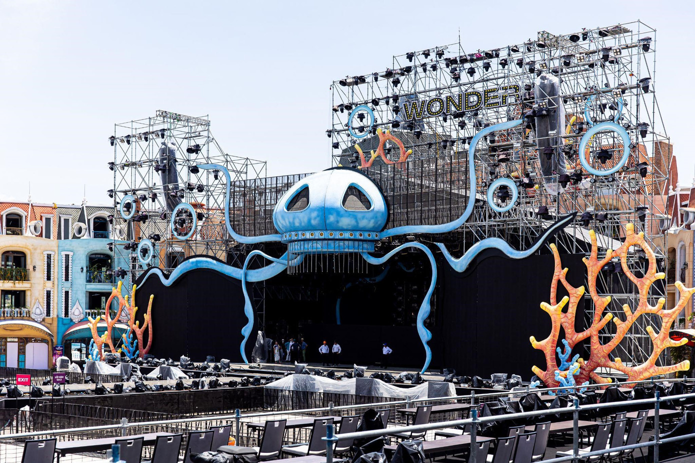 Sân khấu đại dương vô cực 8Wonder với tầm nhìn hướng ra vịnh biển Nha Trang đã được hoàn thiện những khâu setup cuối cùng, có kích thước cao 50m, chiều ngang 23m và trang bị dàn âm thanh, ánh sáng “khủng”