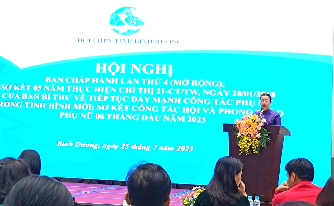 Chủ tịch Hội LHPN tỉnh Bình Dương Trương Thanh Nga phát biểu Chủ tịch Hội LHPN tỉnh Bình Dương Trương Thanh Nga phát biểu