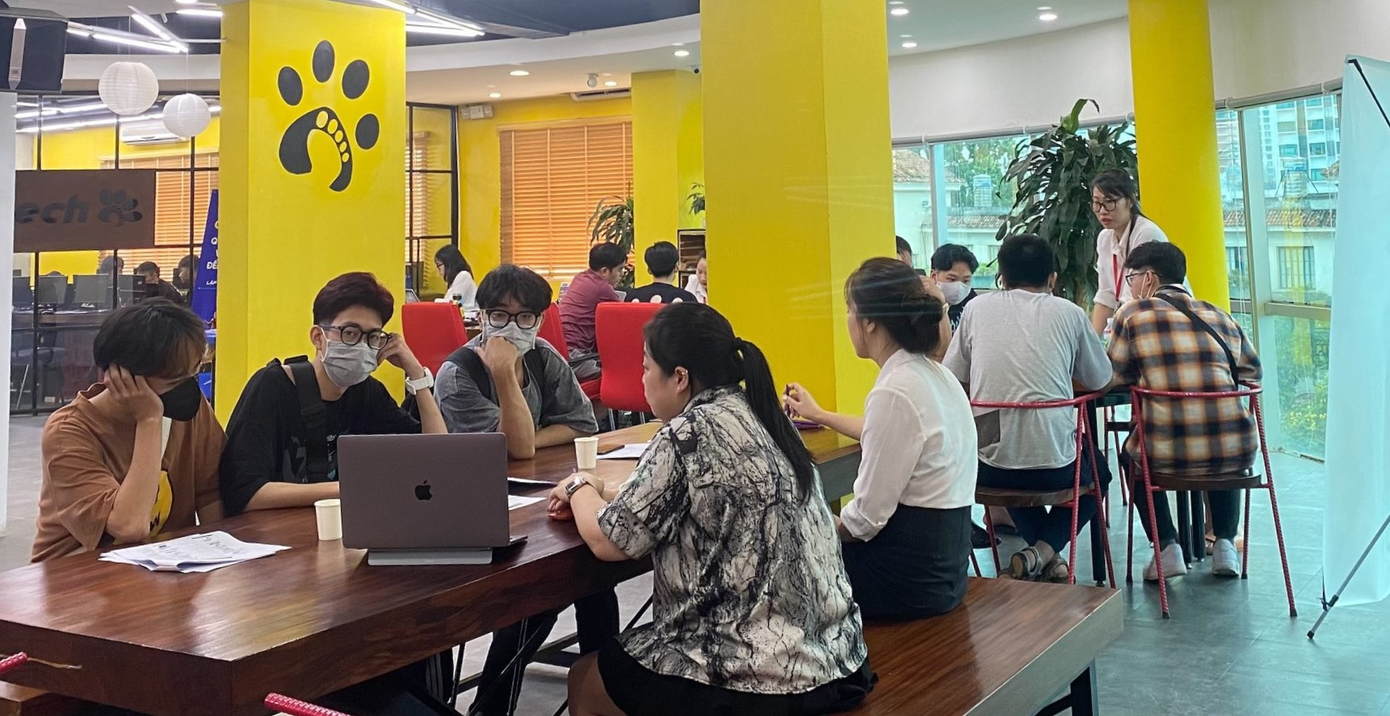 Ngay sau kỳ thi THPTQG, rất đông thí sinh đến làm thủ tục nhập học tại Aptech cơ sở 285 Đội Cấn. Ngay sau kỳ thi THPTQG, rất đông thí sinh đến làm thủ tục nhập học tại Aptech cơ sở 285 Đội Cấn.