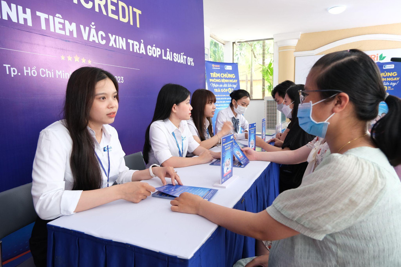 Với chương trình“Tiêm vắc xin trước, trả tiền sau”, người dân dễ dàng tiêm chủng vắc xin đầy đủ, chi phí tiết kiệm. Ảnh: Mộc Thảo