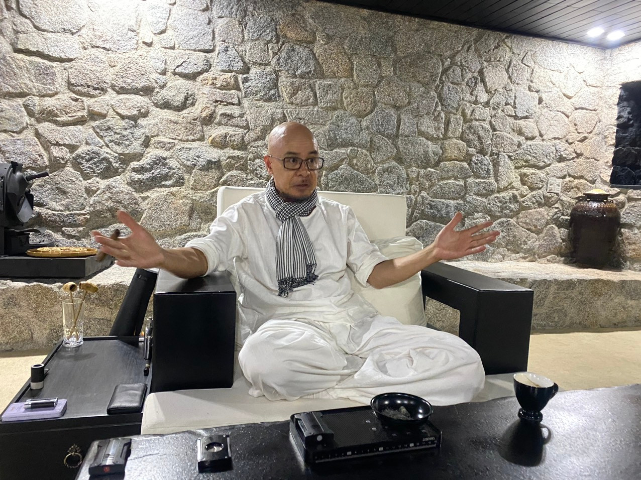 Ông Đặng Lê Nguyên Vũ tại hang đá ở M'Drak. (Ảnh: Đặng Đại)