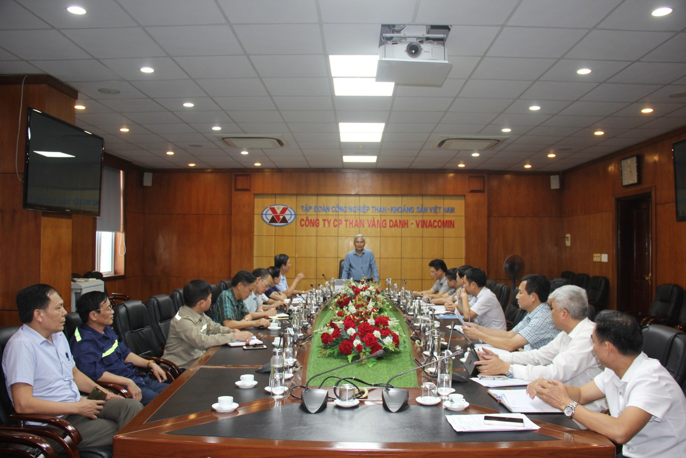 Phó Tổng Giám đốc TKV Vũ Anh Tuấn chủ trì làm việc với các đơn vị vùng miền Tây về sản xuất, tiêu thụ than.